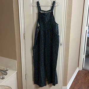 Adorable jumpsuit with pockets. Lightweight material and adjustable straps.